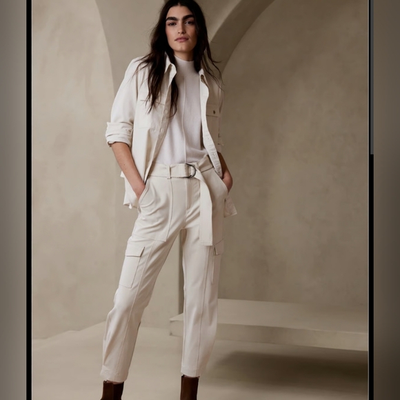Banana Republic Pants - Banana Republic Cream Ankle Cargo Pants